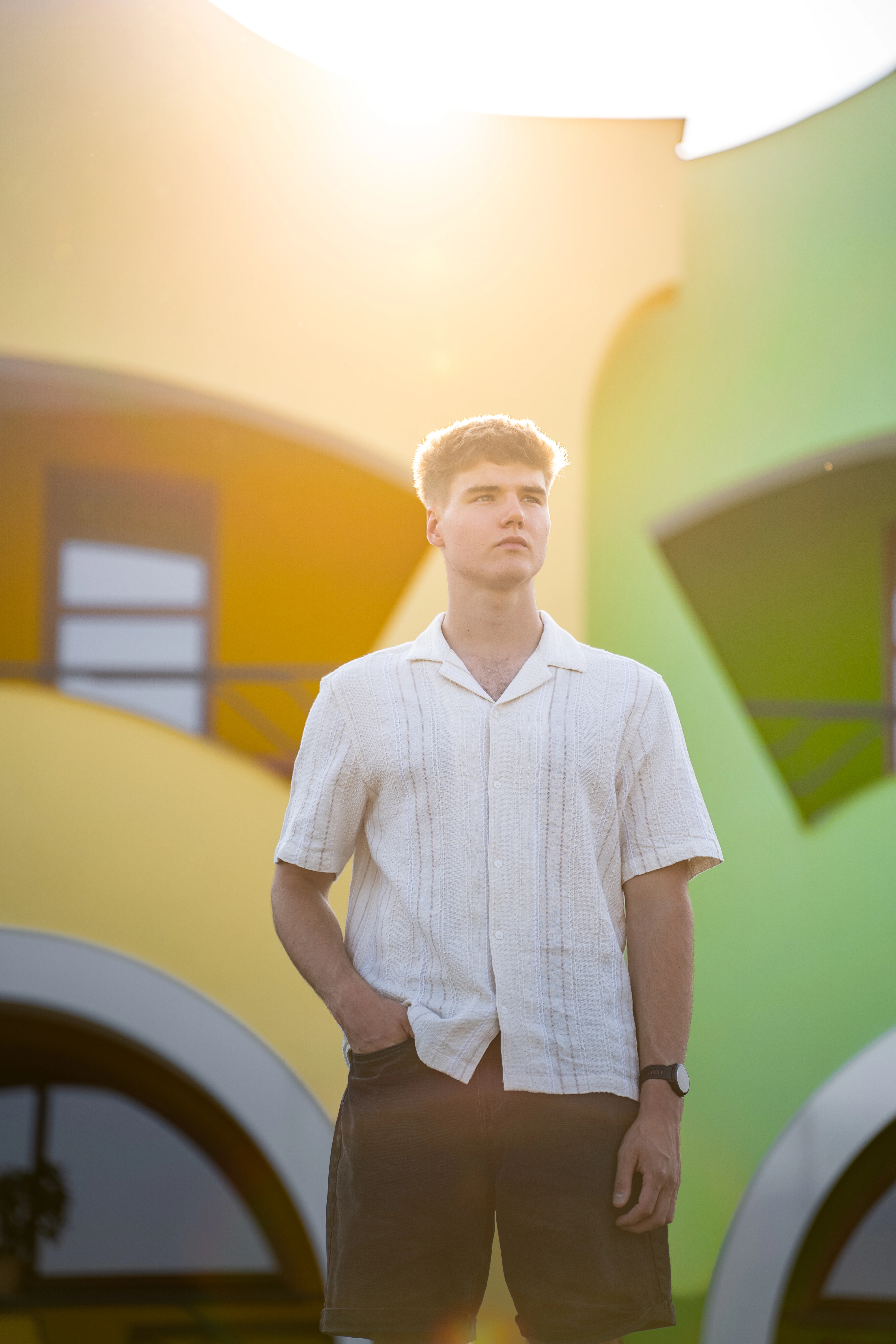 Kamil Vítek stojí před barevnými domy v Dánsku